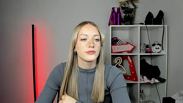 Snapshot of EvelynBlond chatting on 05-11-26, 12:33 EvelynBlond online show from 05-11-26, 12:33