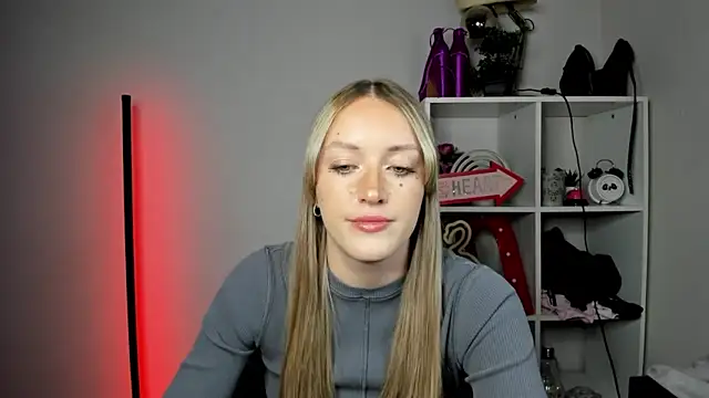 Snapshot of EvelynBlond chatting on 05-11-26, 04:37 EvelynBlond online show from 05-11-26, 04:37