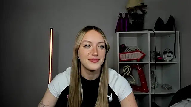 Snapshot of EvelynBlond chatting on 05-13-26, 12:46 EvelynBlond online show from 05-13-26, 12:46