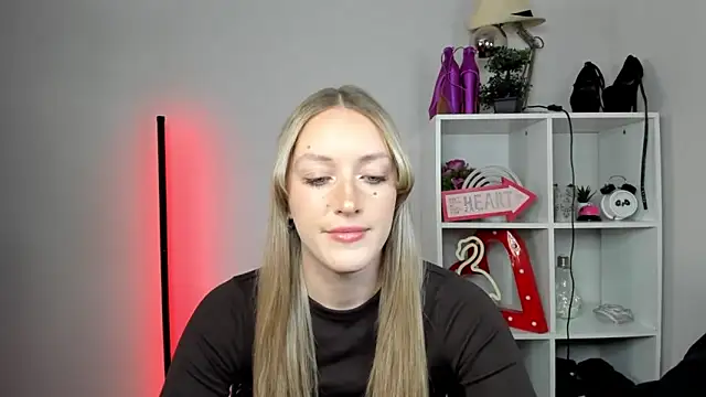 Snapshot of EvelynBlond chatting on 05-14-26, 12:45 EvelynBlond online show from 05-14-26, 12:45