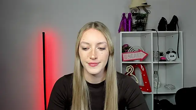 Snapshot of EvelynBlond chatting on 05-15-26, 05:25 EvelynBlond online show from 05-15-26, 05:25