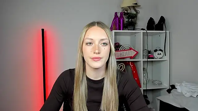 Snapshot of EvelynBlond chatting on 05-18-26, 12:55 EvelynBlond online show from 05-18-26, 12:55