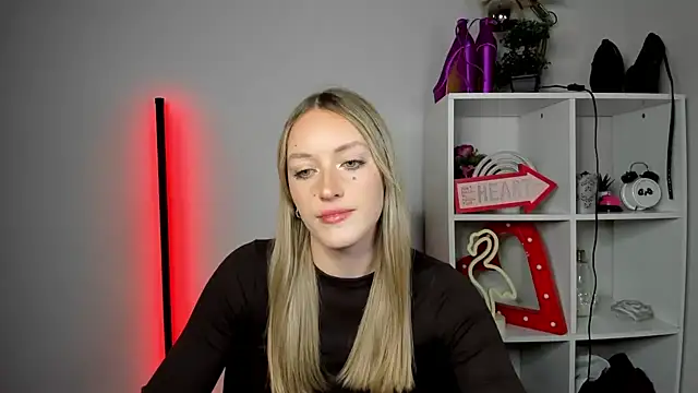Snapshot of EvelynBlond chatting on 05-19-26, 12:44 EvelynBlond online show from 05-19-26, 12:44