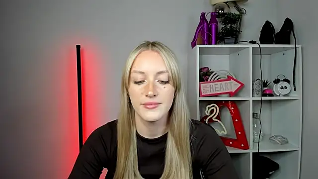 Snapshot of EvelynBlond chatting on 05-20-26, 12:44 EvelynBlond online show from 05-20-26, 12:44