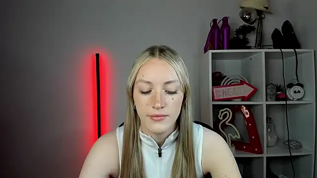 Snapshot of EvelynBlond chatting on 05-26-26, 12:34 EvelynBlond online show from 05-26-26, 12:34