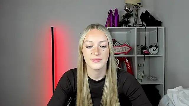 Snapshot of EvelynBlond chatting on 06-02-26, 12:40 EvelynBlond online show from 06-02-26, 12:40