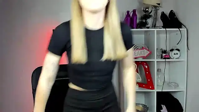 Snapshot of EvelynBlond chatting on 06-05-26, 12:33 EvelynBlond online show from 06-05-26, 12:33