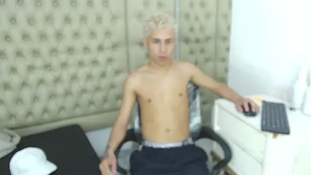 Snapshot of HollmanFronsh chatting on 12-01-25, 03:00 HollmanFronsh online show from 12-01-25, 03:00