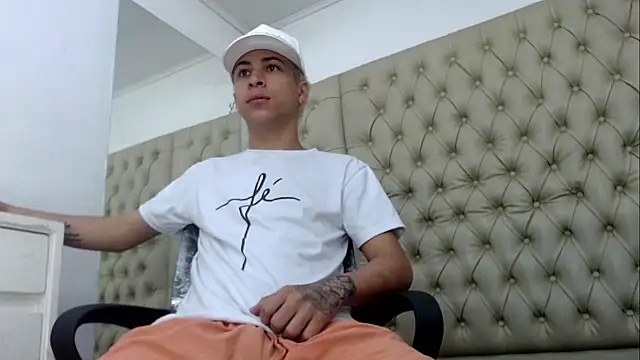 Snapshot of HollmanFronsh chatting on 12-05-25, 02:42 HollmanFronsh online show from 12-05-25, 02:42