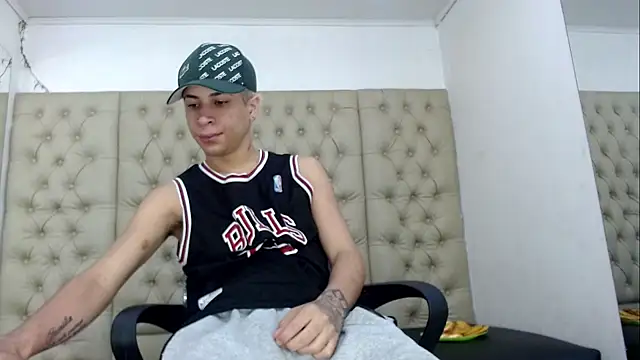 Snapshot of HollmanFronsh chatting on 12-15-25, 02:49 HollmanFronsh online show from 12-15-25, 02:49