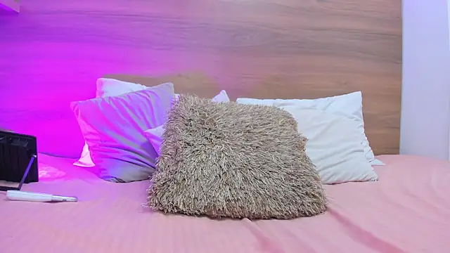 Snapshot of emilyrousee01 chatting on 12-13-25, 07:53 emilyrousee01 online show from 12-13-25, 07:53