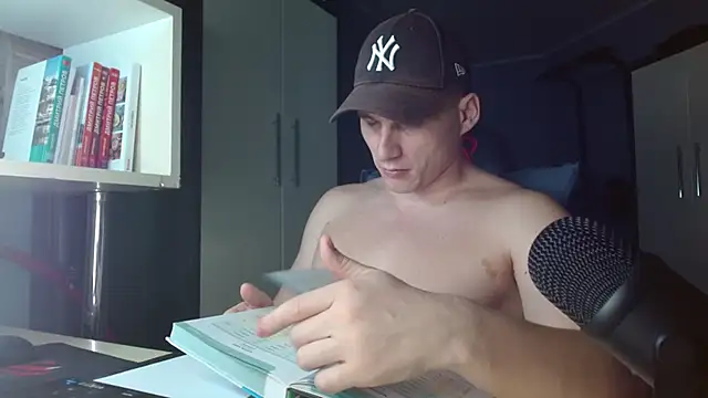 Snapshot of Poliglotjoe1 chatting on 11-28-25, 06:54 Poliglotjoe1 online show from 11-28-25, 06:54