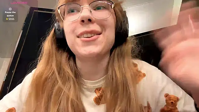 Snapshot of LouettaTornese chatting on 12-17-25, 01:50 LouettaTornese online show from 12-17-25, 01:50