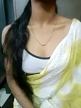 Snapshot of Roja__ chatting on 12-04-25, 09:18 Roja online show from 12-04-25, 09:18