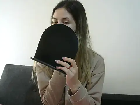 Snapshot of Erii18 chatting on 12-01-25, 12:10 Erii18 online show from 12-01-25, 12:10