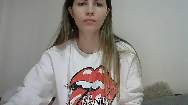 Snapshot of Erii18 chatting on 12-16-25, 12:21 Erii18 online show from 12-16-25, 12:21