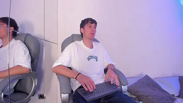 Snapshot of Emir_Ozan_ chatting on 11-21-25, 11:31 Emir Ozan online show from 11-21-25, 11:31