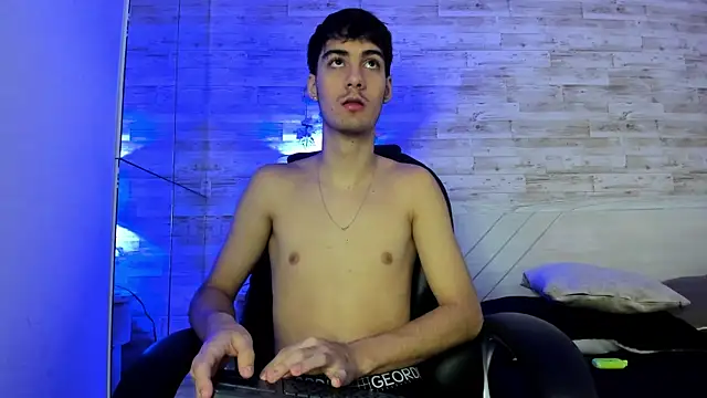 Snapshot of Emir_Ozan_ chatting on 12-02-25, 11:26 Emir Ozan online show from 12-02-25, 11:26