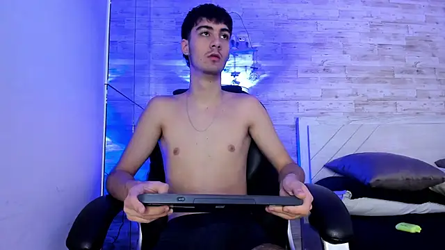 Snapshot of Emir_Ozan_ chatting on 12-03-25, 11:08 Emir Ozan online show from 12-03-25, 11:08