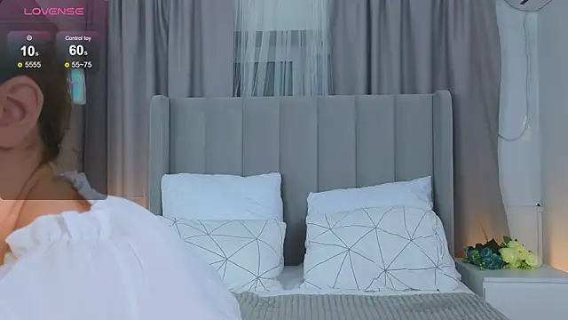 Snapshot of LyraTate chatting on 12-16-25, 01:32 LyraTate online show from 12-16-25, 01:32