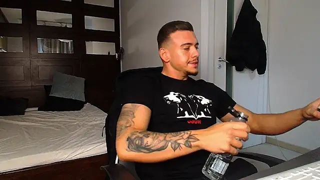 Snapshot of ElijahThorne chatting on 02-25-26, 10:14 ElijahThorne online show from 02-25-26, 10:14