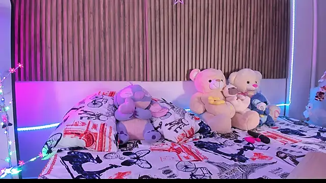 Snapshot of Hayley-Fox chatting on 12-14-25, 01:44 Hayley-Fox online show from 12-14-25, 01:44