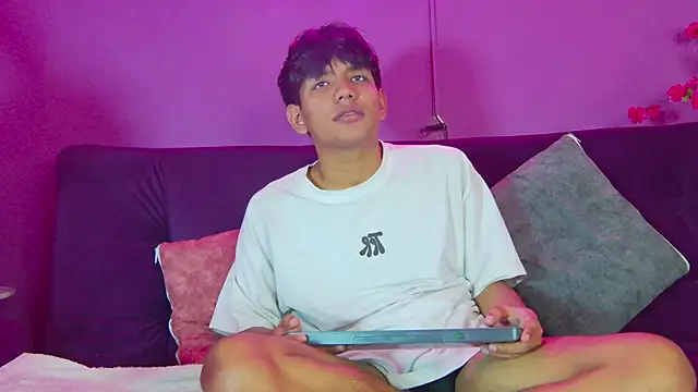 Snapshot of Liam_Sinclair chatting on 03-09-26, 08:02 Liam Sinclair online show from 03-09-26, 08:02