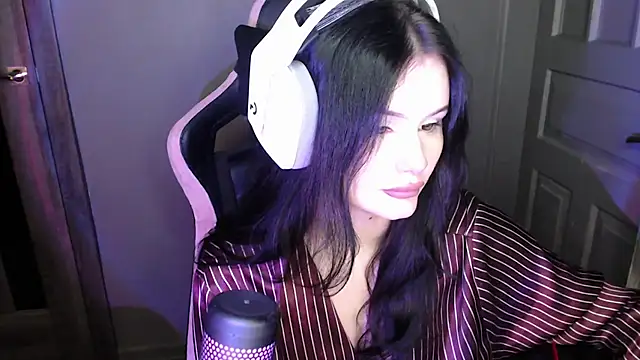 Snapshot of Moon_raven chatting on 12-16-25, 03:50 Moon raven online show from 12-16-25, 03:50