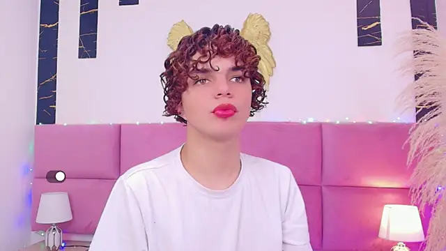 Snapshot of Skyee_angel chatting on 12-14-25, 01:49 Skyee angel online show from 12-14-25, 01:49