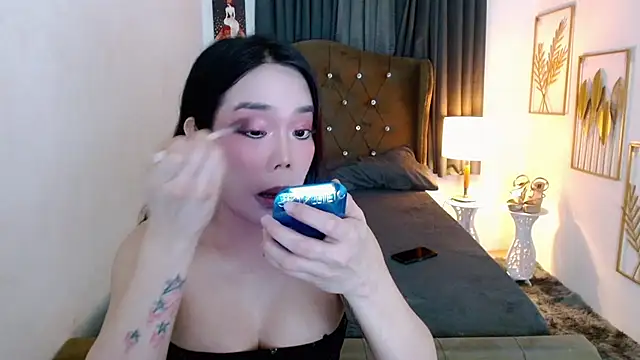 hollyyumiloove online show from 07-17-26, 10:55