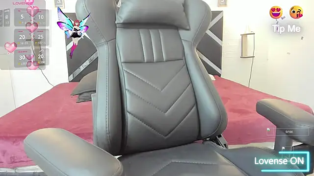 Snapshot of mask_red_girl chatting on 11-27-25, 01:13 mask red girl online show from 11-27-25, 01:13