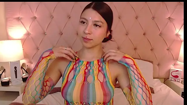 Snapshot of Hillary_Thomson chatting on 11-25-25, 03:12 Hillary Thomson online show from 11-25-25, 03:12