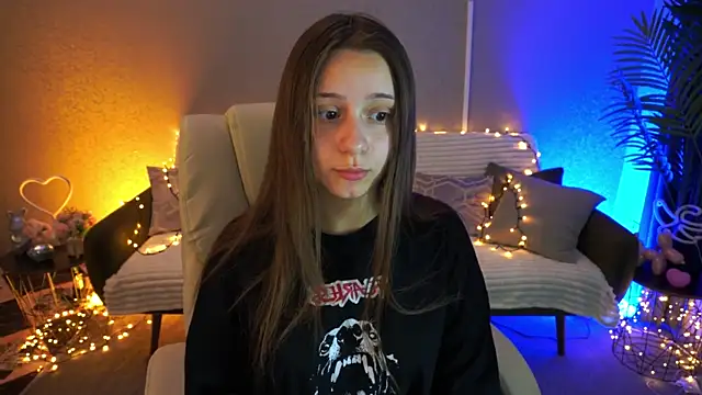 Snapshot of TinyNatalie chatting on 05-17-26, 08:27 TinyNatalie online show from 05-17-26, 08:27
