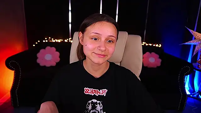 Snapshot of TinyNatalie chatting on 05-19-26, 12:33 TinyNatalie online show from 05-19-26, 12:33