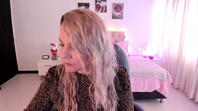 Snapshot of Violeta_Hotter chatting on 12-15-25, 01:15 Violeta Hotter online show from 12-15-25, 01:15