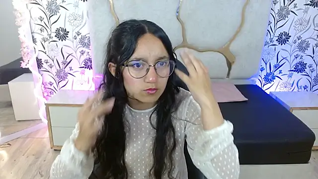 Snapshot of rosee_tay1 chatting on 12-15-25, 03:33 rosee tay1 online show from 12-15-25, 03:33