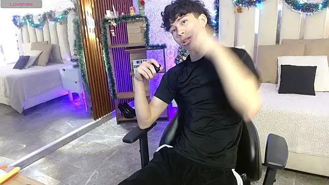 Snapshot of kaelwolf_tay chatting on 11-24-25, 07:35 kaelwolf tay online show from 11-24-25, 07:35