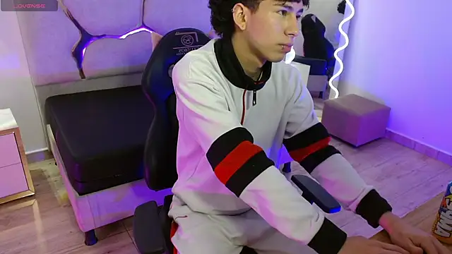 Snapshot of kaelwolf_tay chatting on 11-29-25, 07:39 kaelwolf tay online show from 11-29-25, 07:39