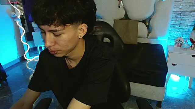 Snapshot of kaelwolf_tay chatting on 12-14-25, 07:40 kaelwolf tay online show from 12-14-25, 07:40