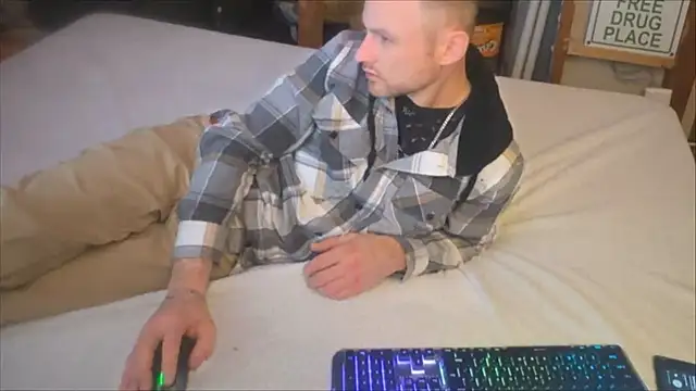 Snapshot of famous1tad chatting on 12-23-25, 08:45 famous1tad online show from 12-23-25, 08:45