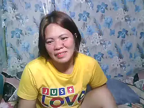 Snapshot of Smilinglovely chatting on 12-15-25, 01:26 Smilinglovely online show from 12-15-25, 01:26