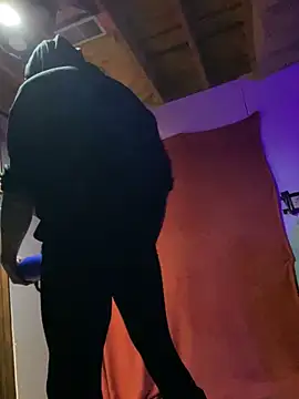 Snapshot of JSizzle13 chatting on 12-19-25, 07:04 JSizzle13 online show from 12-19-25, 07:04