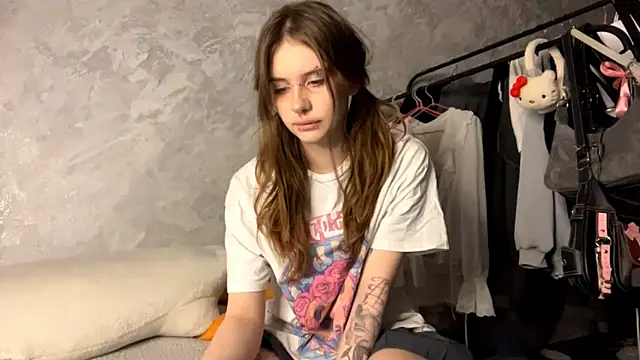 Snapshot of evva_avve chatting on 12-20-25, 05:36 evva avve online show from 12-20-25, 05:36