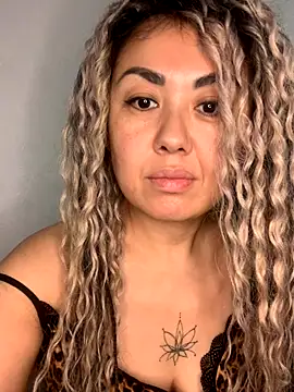 Snapshot of Tomiris87 chatting on 11-28-25, 10:07 Tomiris87 online show from 11-28-25, 10:07