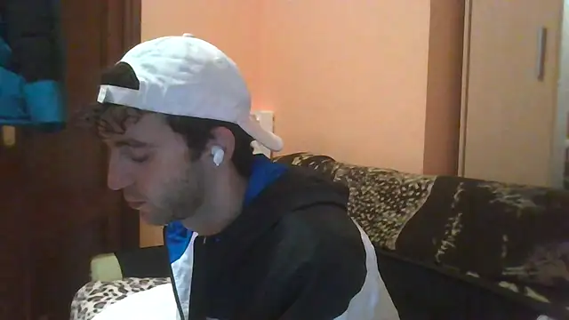 Snapshot of Hugoo_21 chatting on 12-17-25, 10:49 Hugoo 21 online show from 12-17-25, 10:49