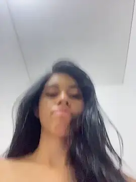 Snapshot of Miia_moonn chatting on 12-21-25, 11:28 Miia moonn online show from 12-21-25, 11:28