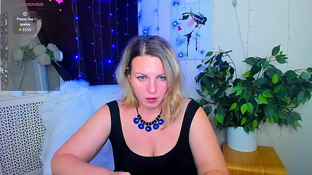 Snapshot of Alison_star_ chatting on 12-14-25, 01:44 Alison star online show from 12-14-25, 01:44