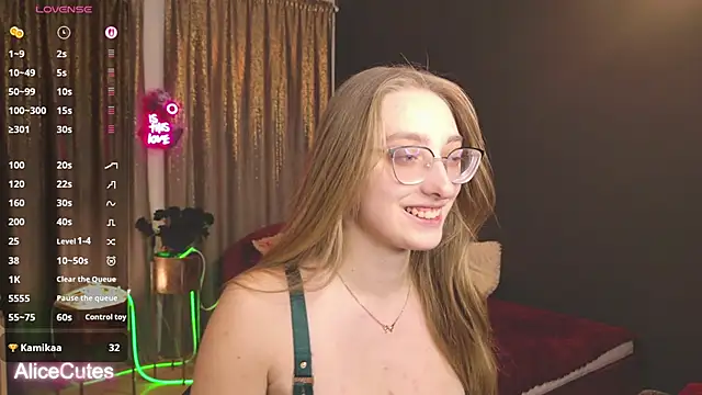 Snapshot of AliceCutes chatting on 02-10-26, 12:31 AliceCutes online show from 02-10-26, 12:31