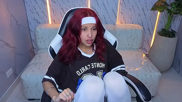 Snapshot of Saphire_Tx chatting on 12-14-25, 01:05 Saphire Tx online show from 12-14-25, 01:05