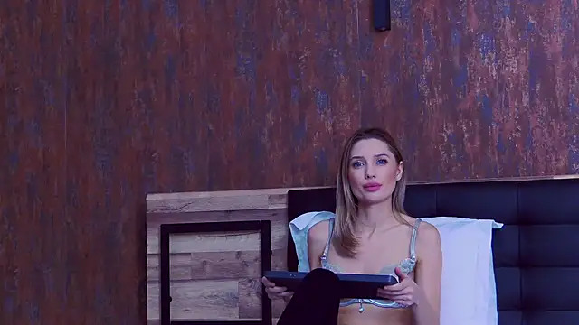 SilviaPastori online show from 12-16-25, 06:07